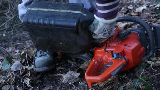 Man Gloves Refuels Chainsaw Close Shot — Stock Video