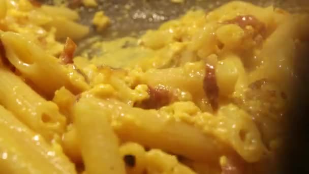 Facendo Iconico Piatto Italiano Chiamato Pasta Carbonara Close Shot — Video Stock