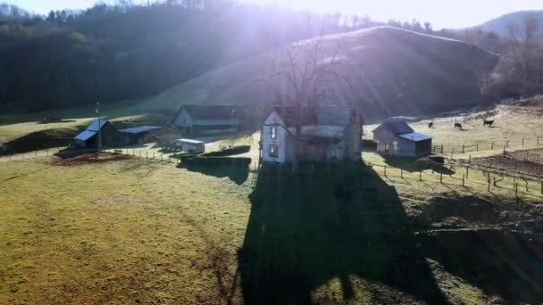 Farmstead Watauga County North Carolina Pullout Country Road Boone Soprando — Vídeo de Stock