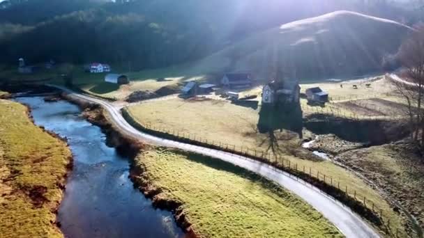 Antenn Skjuta Över Watauga Floden Till Gården Nära Boone Och — Stockvideo