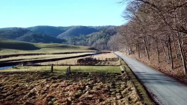 Toprak Yolda Hava Saldırısı Taşrada Yaşam Boone Yakınlarındaki Dağlarda Kırsal — Stok video