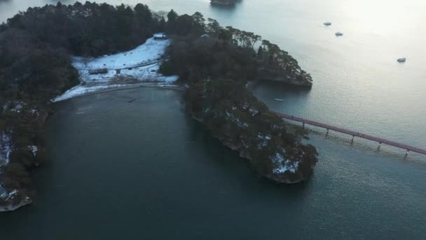 松島の雪 宮城県の福島島と赤橋の空中風景 — ストック動画