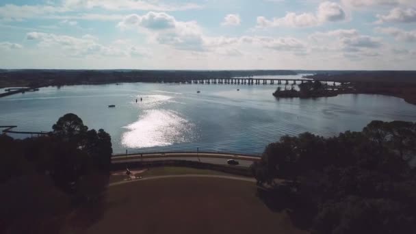 ノースカロライナ州ニューバーンのトリオン宮殿の真上から川の空中です — ストック動画