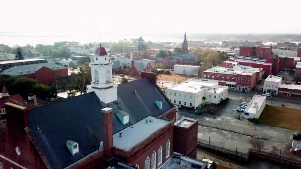 ノースカロライナ州ニューバーンの歴史的建造物のドームの上空です — ストック動画