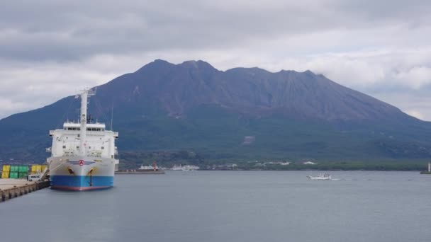 Baía Kagoshima Porto Navios Vulcão Sakura Jima Fundo Japão — Vídeo de Stock