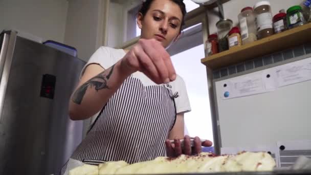 Menina Baker Preparar Torta Maçã Sobremesa Cozinha Derramando Frutas Antes — Vídeo de Stock