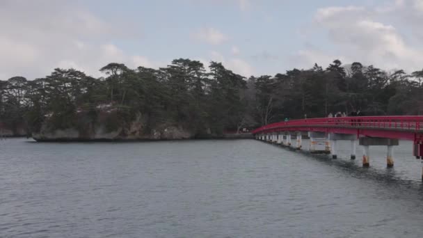 Fukuurajima Και Κόκκινη Γέφυρα Προς Νησί Στο Matsushima Bay Χειμώνα — Αρχείο Βίντεο