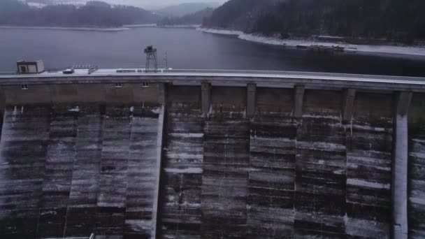 Inclinação Aérea Para Cima Vista Reservatório Sobre Barragem Arco Concreto — Vídeo de Stock