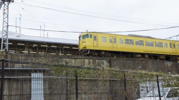 日本の列車は九州から本州に入った後 下関市を通過する — ストック動画