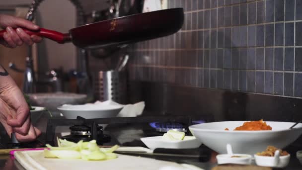 Gaz Ocağını Tavanın Altına Tutuşturmak Içine Soğan Tereyağı Koymak Mutfaktan — Stok video