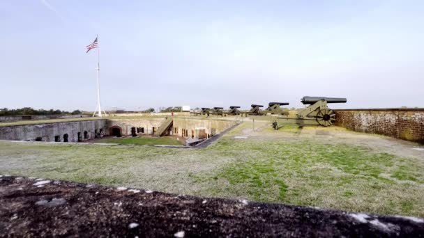 Amplia Toma Fuerte Bandera Parque Estatal Fort Macon Cerca Beaufort — Vídeo de stock