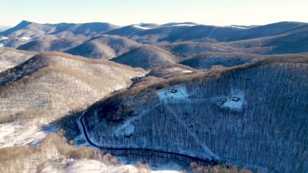 Domki Górskie Schowane Wzgórzu Anteny Watauga County Zimą Pobliżu Boone — Wideo stockowe