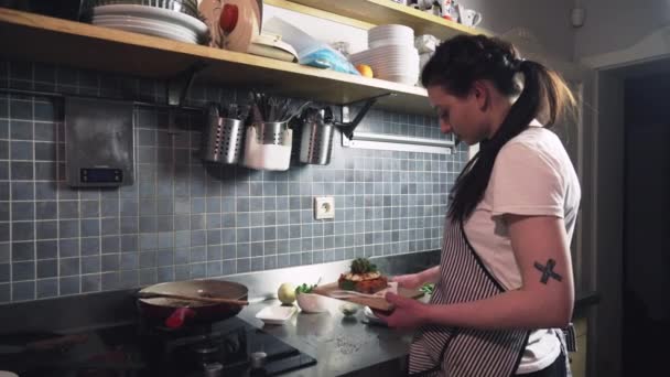 Acabamento Chef Feminino Tempero Lanche Saudável Com Folhas Verdes Vista — Vídeo de Stock
