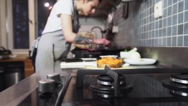Mulher Cozinha Lado Fogão Preparando Jantar Almoço Interessante Deslize Para — Vídeo de Stock
