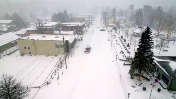 Pluh Sněhu Hlavní Ulici Foukající Skále Severní Karolína Sněhové Bouři — Stock video