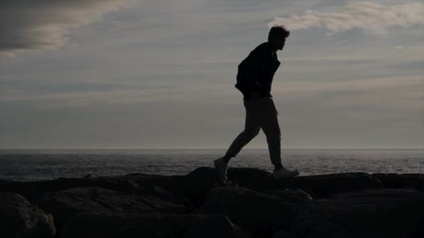 Garçon Marche Sur Les Rochers Dans Mer Matin — Video