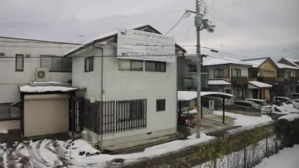 Quartieri Giapponesi Shiga Coperto Neve Come Treno Passa Case — Video Stock