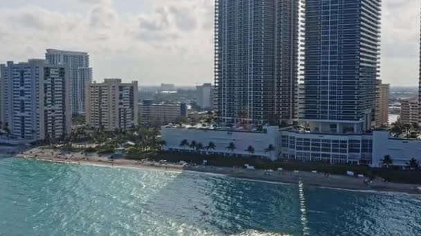 Беспилотник Hallandale Beach Florida Aerial Запечатлел Отдыхающие Пляже Загорают Берегу — стоковое видео
