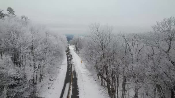 Horská Silnice Lomeným Ledem Stromech Blízkosti Foukající Skály Boone Severní — Stock video