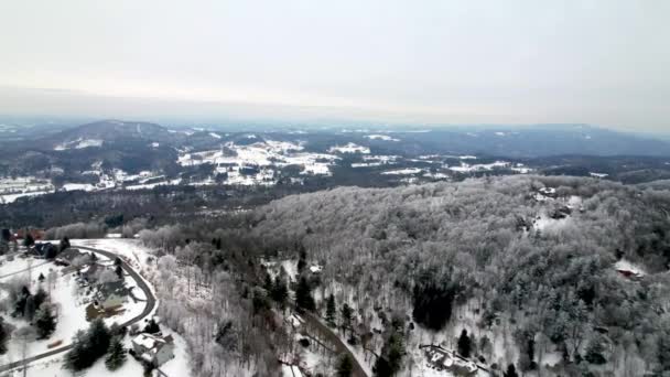 冬季的高空空中 飞越靠近波恩的蓝色山脊 吹动着北卡罗丽娜的岩石 — 图库视频影像