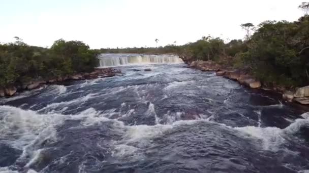 Luftaufnahme Des Yuruani Wasserfalls Und Seines Gleichnamigen Flusses Der Gran — Stockvideo