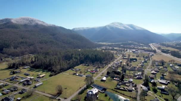 Hampton Tennessee Aerial Pullout Snow Capped Roan Mountain Background — Stock Video