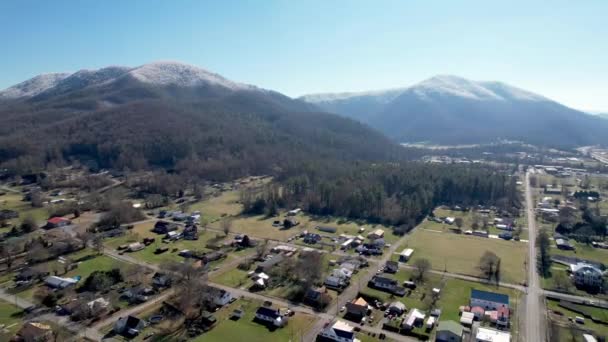 Retrait Aérien Hampton Tennesee Roan Montagne Arrière Plan Recouvert Neige — Video