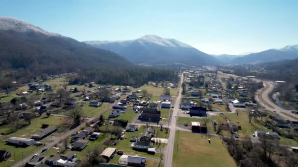 Antenne Duwen Hampton Tennessee Sneeuw Bedekte Roan Berg Achtergrond — Stockvideo