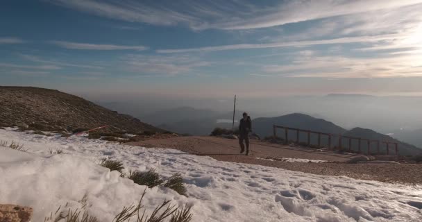 西班牙马德里瓜德拉马国家公园雪峰上走在路上的年轻远足者的前景 — 图库视频影像