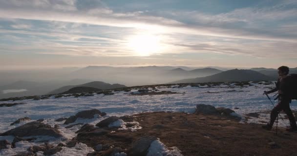 Boční Pohled Mladého Turistu Batohem Trekkingovými Tyčemi Postřílenými Proti Slunci — Stock video