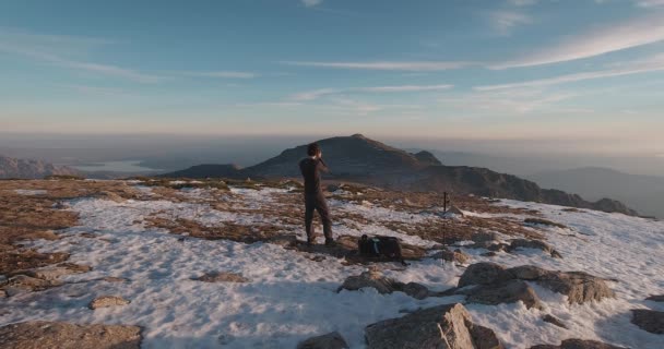 Pohled Zezadu Širokoúhlý Záběr Mladého Turisty Fotografujícího Fotoaparátem Vrcholu Zasněžené — Stock video