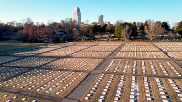 Túmulos Panning Aéreos Acre Deus Com Winston Salem Carolina Norte — Vídeo de Stock