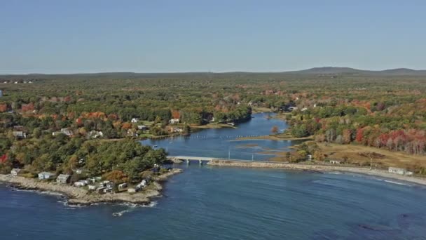 York Maine Aerial Cinematic Pan Shot Rejestrujący Naturalne Piękno Okolicy — Wideo stockowe