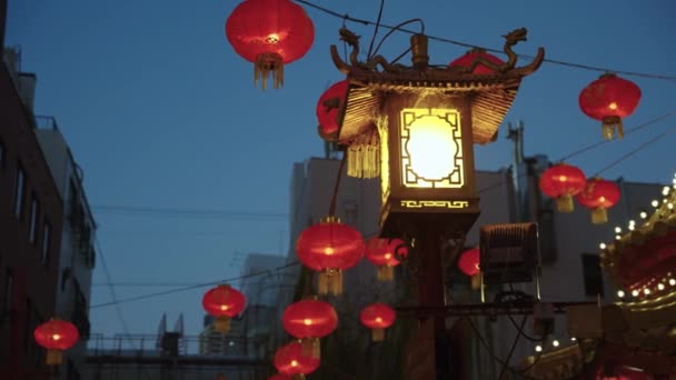 Китайские Фонари Китайском Городе Кобе Вечерние Лампы Загораются Ночью — стоковое видео