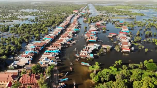 Tonle Sap Плавучая Деревня Воздушным Дроном Вид Известное Туристическое Место — стоковое видео