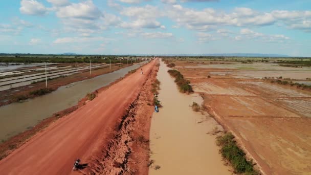 Rode Oranje Stoffige Weg Cambodja Luchtfoto Drone Uitzicht Typische Landelijke — Stockvideo