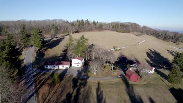 Anténa Horské Farmy Poblíž Foukající Skály Severní Karolína — Stock video