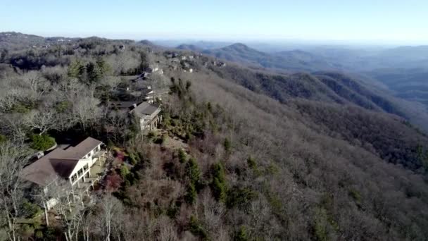 Casas Órbita Aérea Ridgetop Soprando Rock Carolina Norte — Vídeo de Stock