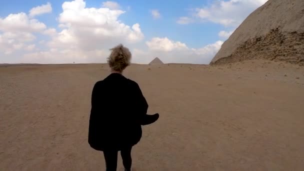 Seorang Wanita Berjalan Dekat Piramida Bent Mesir — Stok Video