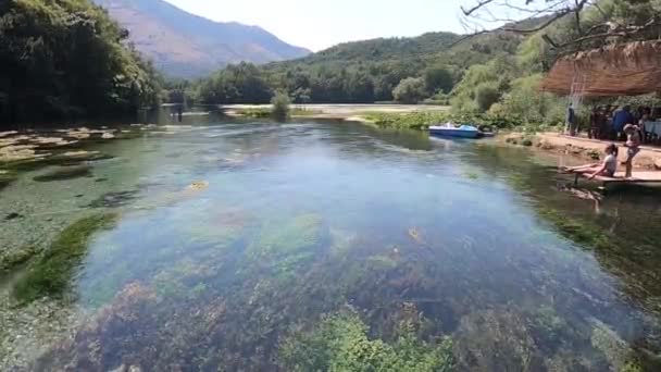 Het Blauwe Oog Een Waterbron Natuurverschijnsel Dat Voorkomt Buurt Van — Stockvideo