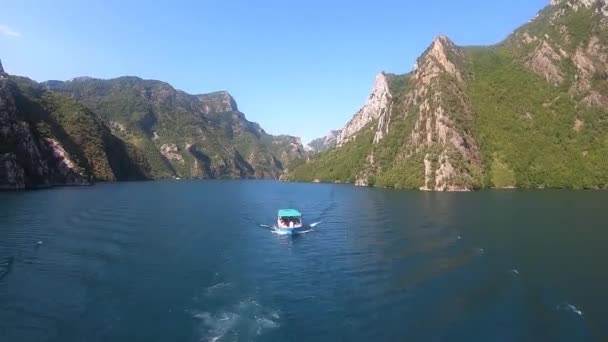 Trayecto Lago Koman Albania Ferry — Vídeos de Stock