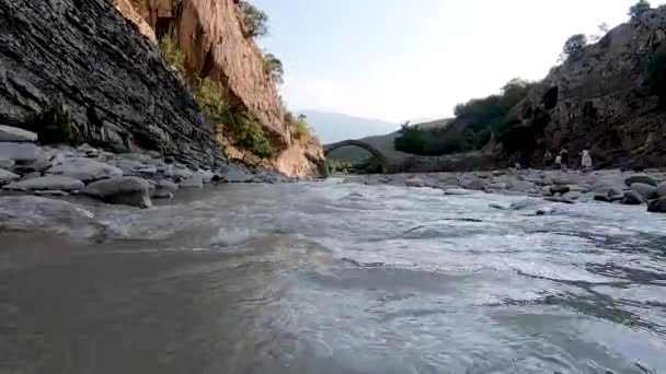 Naturalne Spa Banjat Benjs Albania Tle Widać Most Osmański — Wideo stockowe