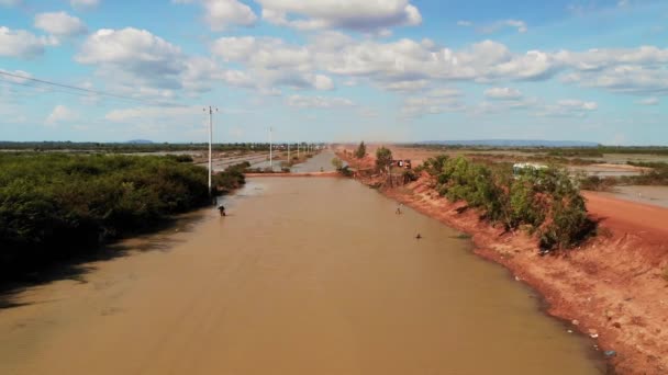 Río Canal Largo Camino Naranja Camboya Vista Aérea Del Dron — Vídeo de stock