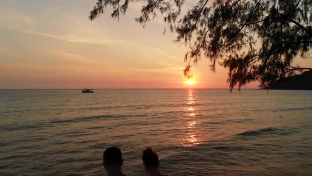 Paar Bei Romantischem Sonnenuntergang Kambodscha Insel Koh Rong Flitterwochen Drohne — Stockvideo