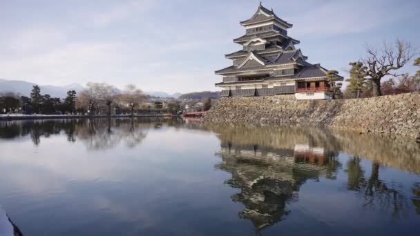 長野県松本城と堀の晴れた冬の日 Japan — ストック動画