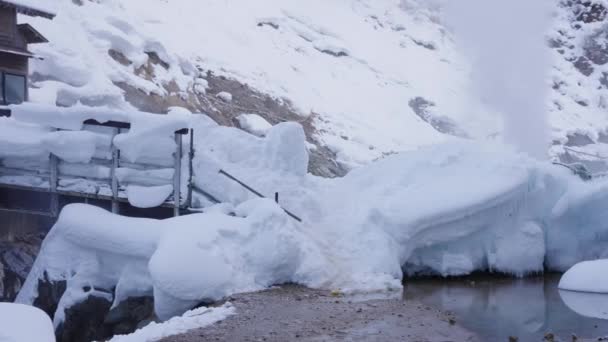 日本长野山内雪景中的温泉间歇泉 — 图库视频影像