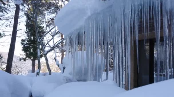 Huis Bedekt Met Ijspegels Strenge Winter Nagano Japan — Stockvideo