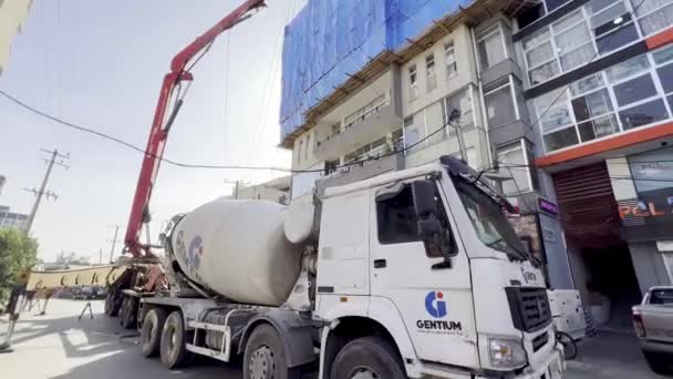 Dönthető Fel Beton Kamion Használat Közben Egy Toronyház Helyén Addis — Stock videók