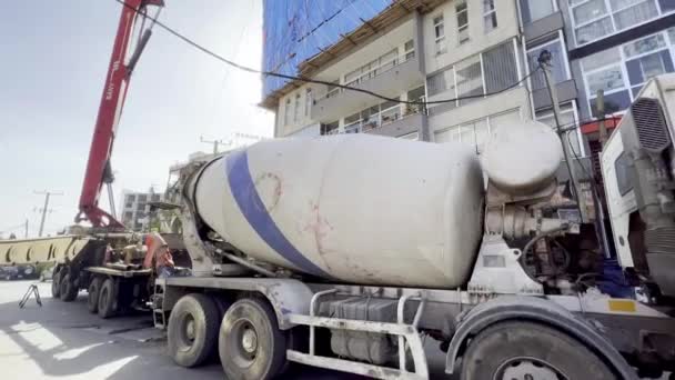 在阿坝阿迪比亚的一个高楼建筑工地向混凝土倾斜 — 图库视频影像