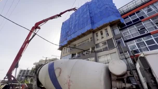 Umkippen Auf Betonlaster Einsatz Einem Hochhausstandort Addis Ababa Äthiopien — Stockvideo